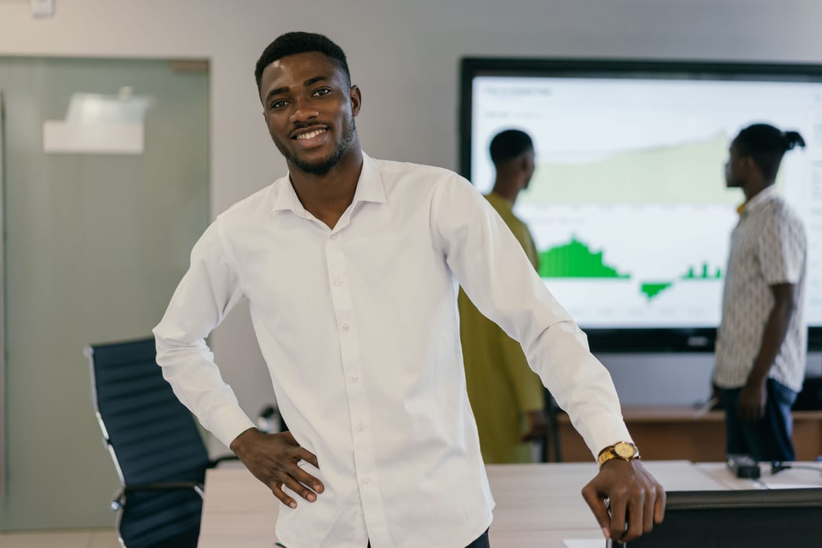Membre de la diaspora haïtienne consultant depuis l'étranger les ventes du commerce familial en Haïti sur son téléphone