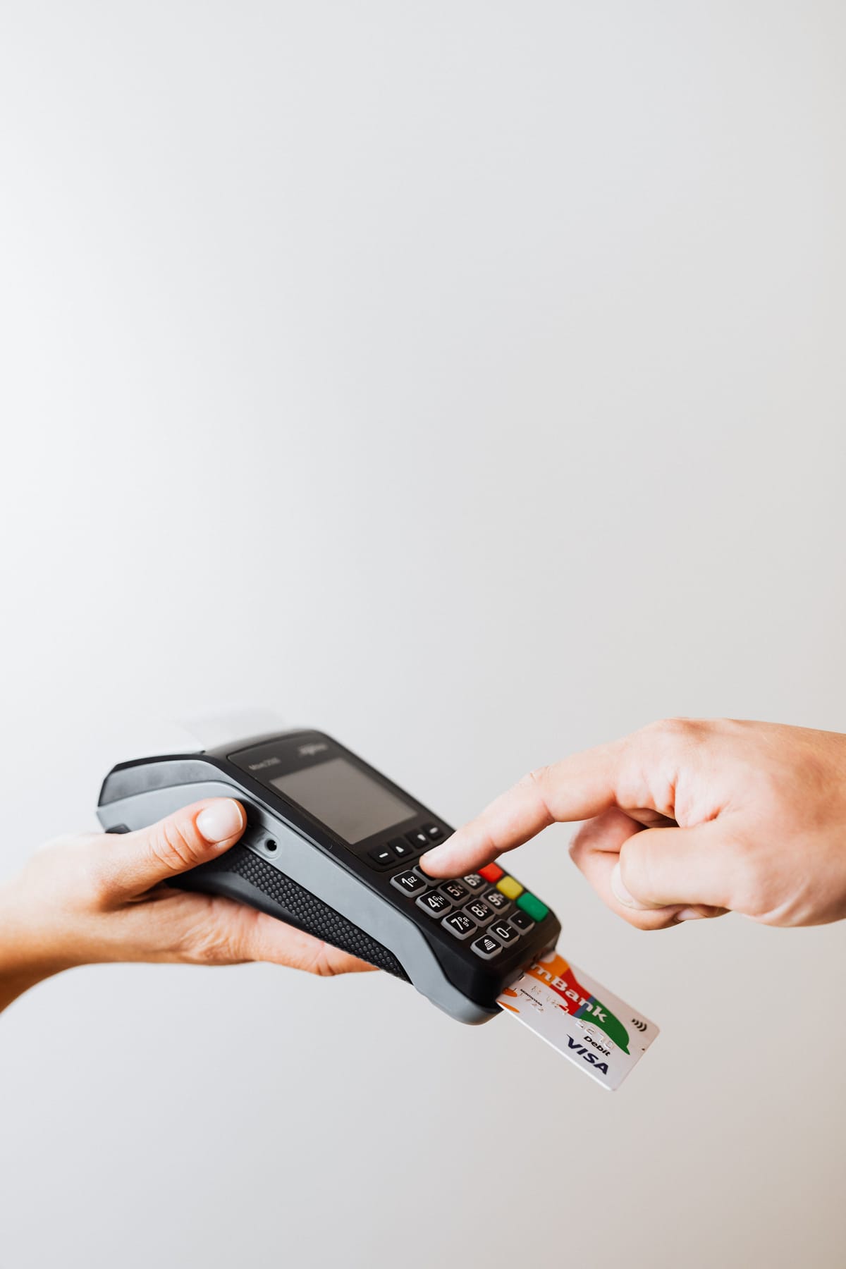 Commerçant haïtien vérifiant les crédits clients (kredi) de sa boutique sur Vantex au lieu d'un carnet